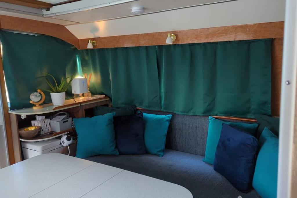 New Horizon - A Beautiful Boat Very Conveniently Located In Chelmsford City Екстериор снимка
