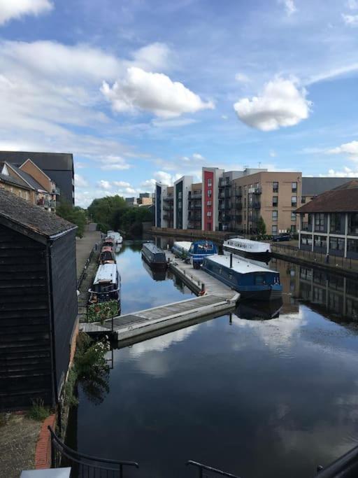 New Horizon - A Beautiful Boat Very Conveniently Located In Chelmsford City Екстериор снимка