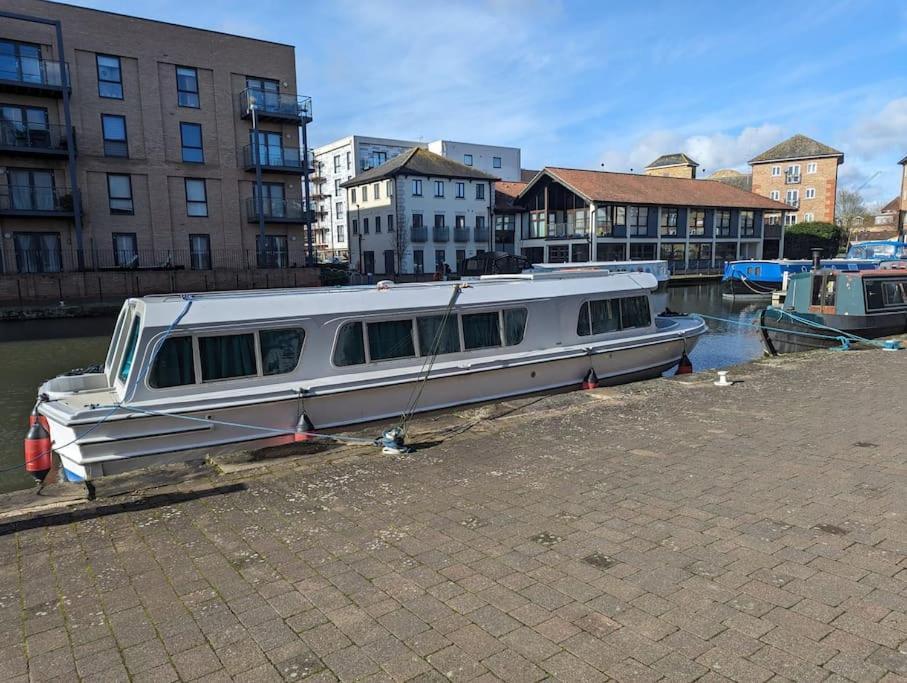 New Horizon - A Beautiful Boat Very Conveniently Located In Chelmsford City Екстериор снимка