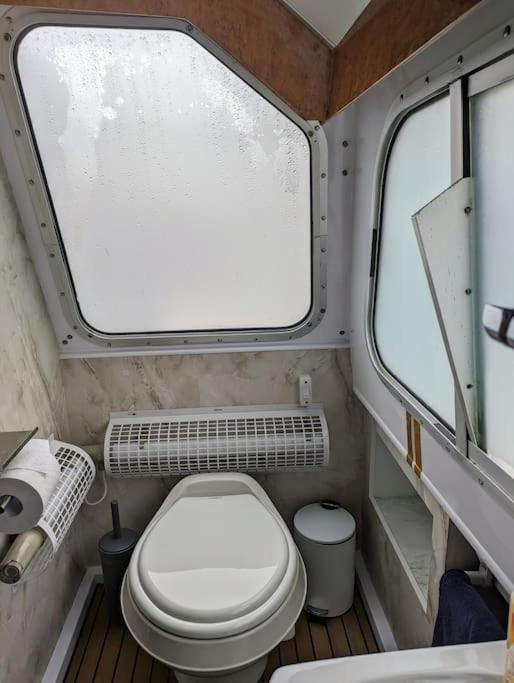 New Horizon - A Beautiful Boat Very Conveniently Located In Chelmsford City Екстериор снимка